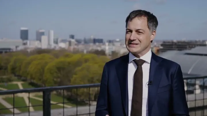 Alexander De Croo sur une terrasse, Bruxelles en arrière-plan